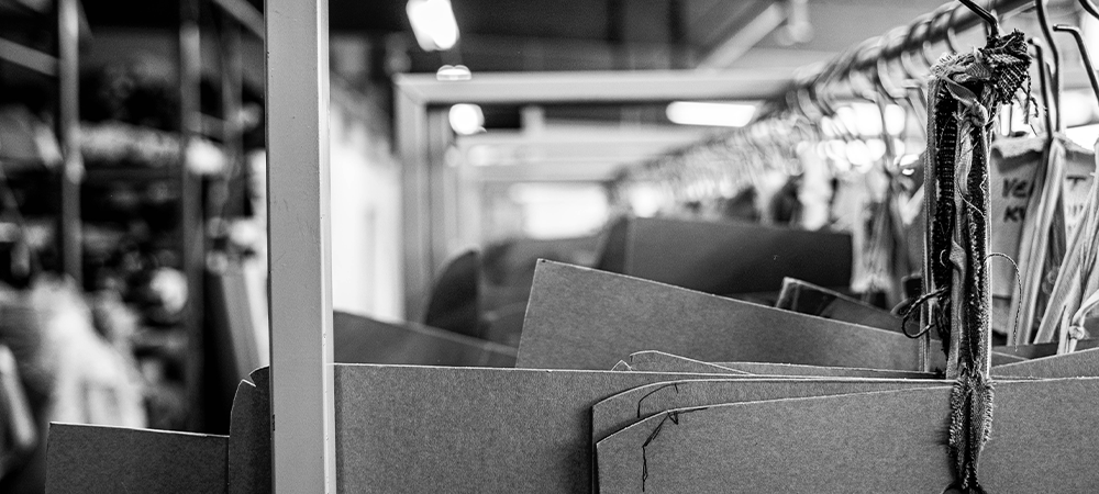 Mustavalkoinen kuva HT Collectionin Hollolan tehtaalta.