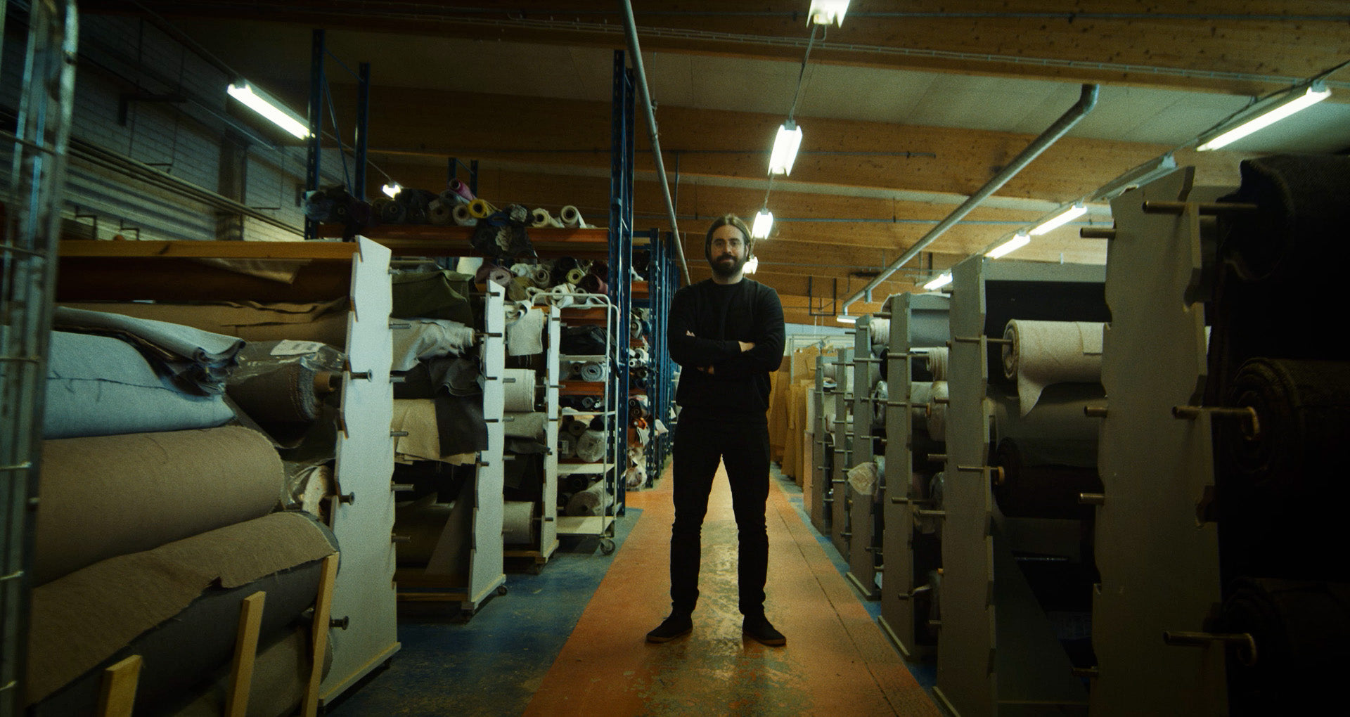 Sisäkuva HT Collectionin Hollolan tehtaalta. Keskellä kuvaa seisoo Brand manager Riku Karjalainen