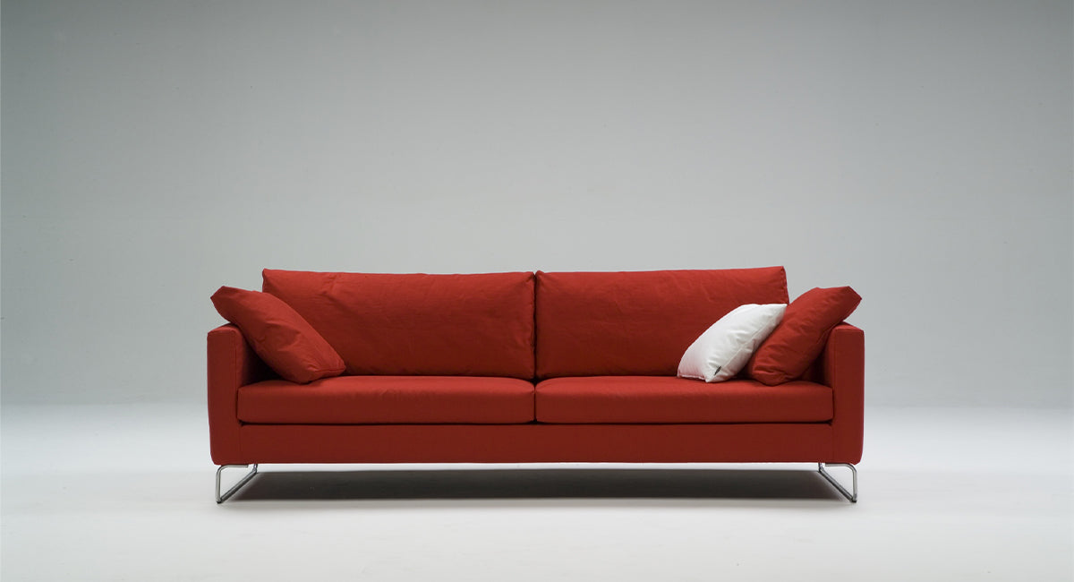 HT Collectionin Flow-sohva kirkkaan punaisella kankasverhoilulla.