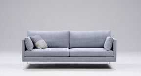 HT Collectionin Lite-sohva sinisellä kankaalla.