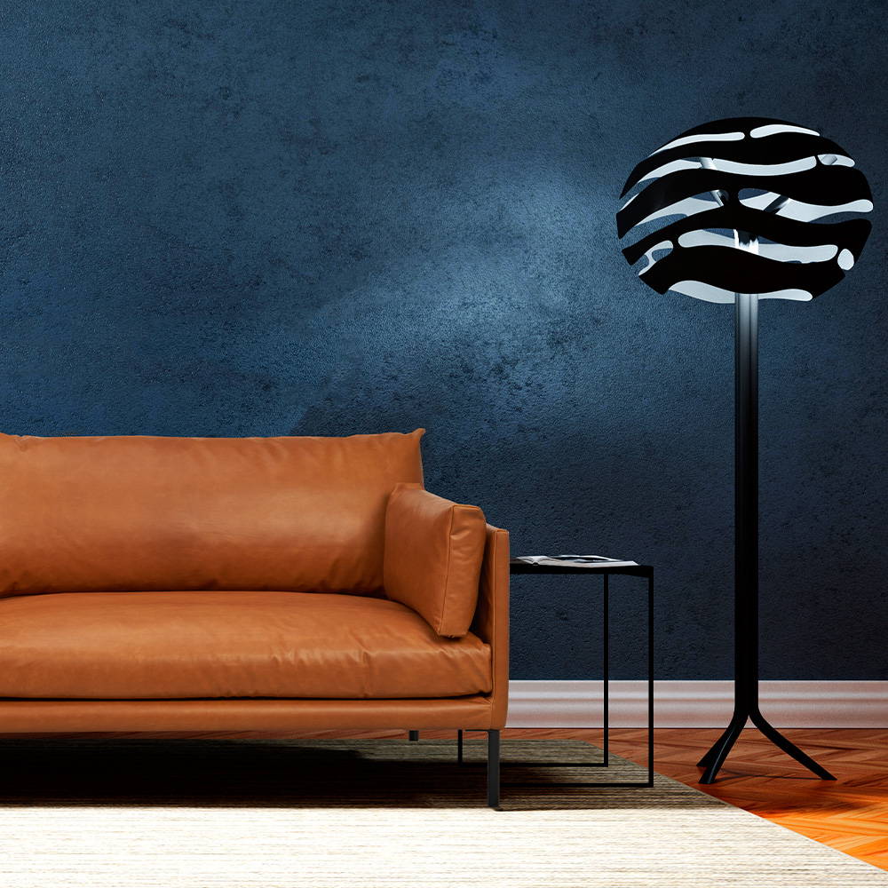 Ruskea nahkainen HT Collectionin sohva ja koristeellinen jalkalamppu
