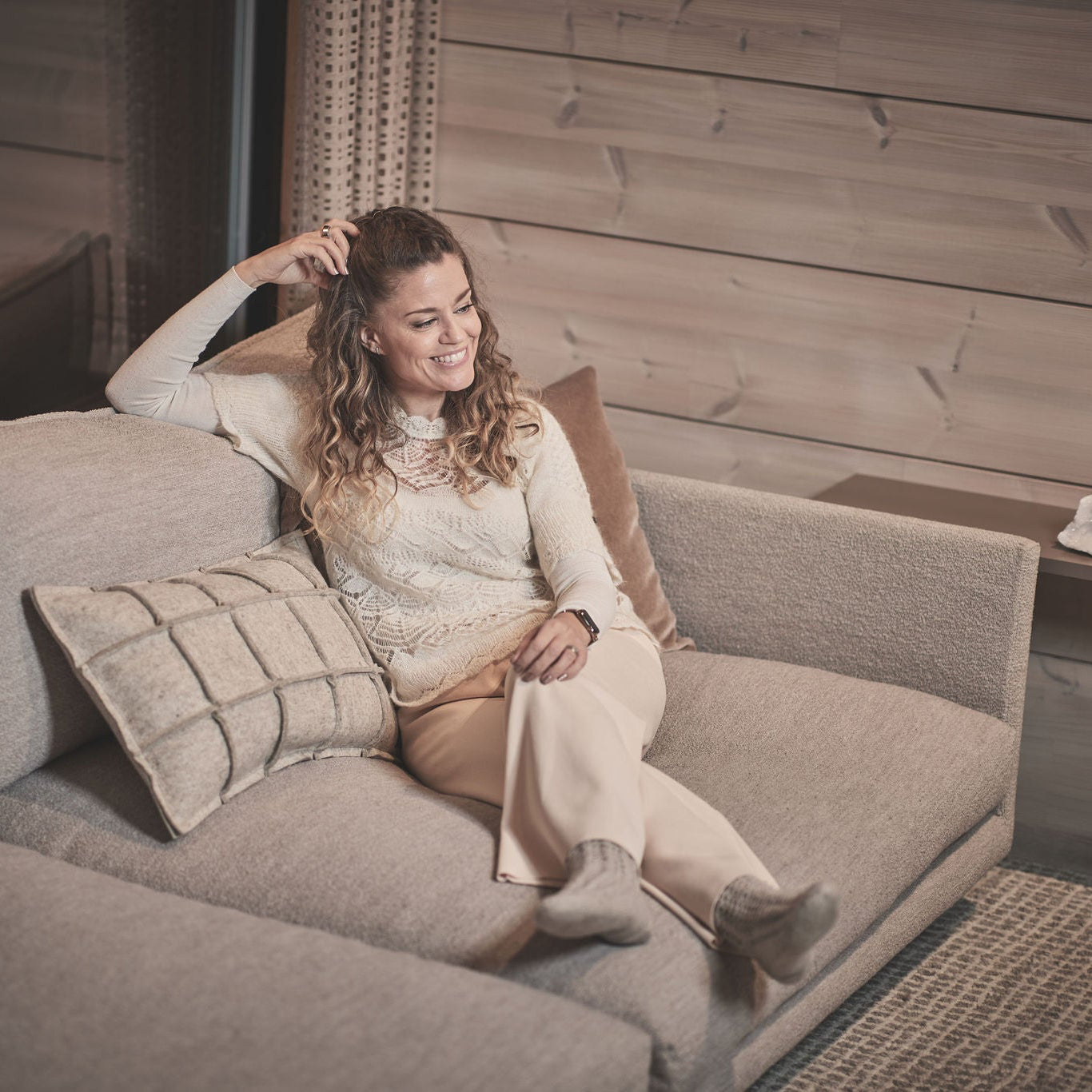 vaalea ja pehmeä verhoiltu HT Collection syväsohva air mökillä 