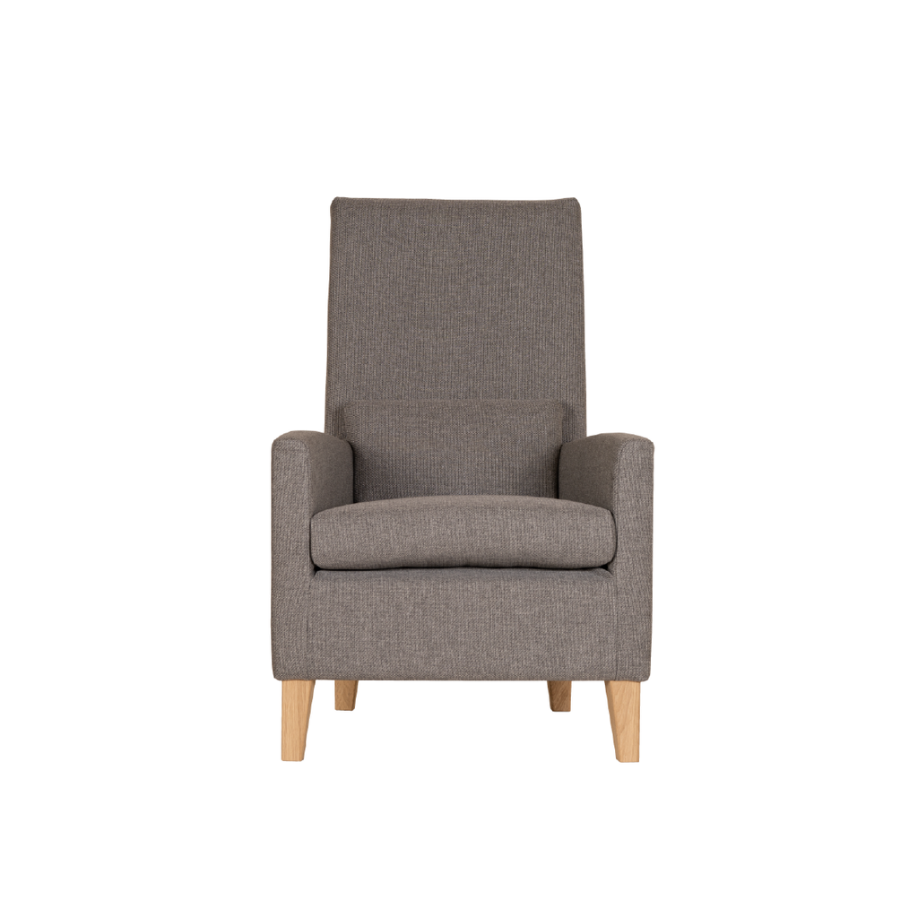 Ruskea alma xo seniorituoli puujaloilla, edestä kuvattu nojatuoli