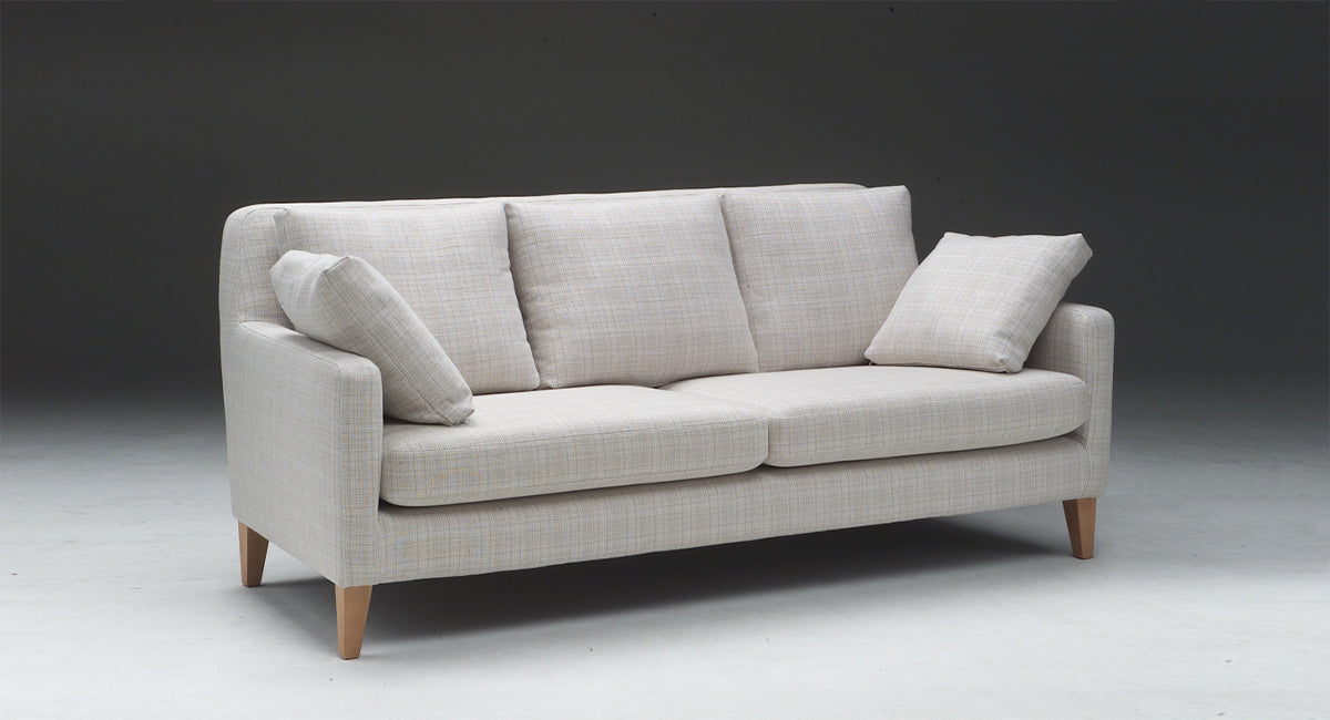 Ht Collectionin Alex-sohva vaalean ja beigen värisellä ruudullisella kankaalla.