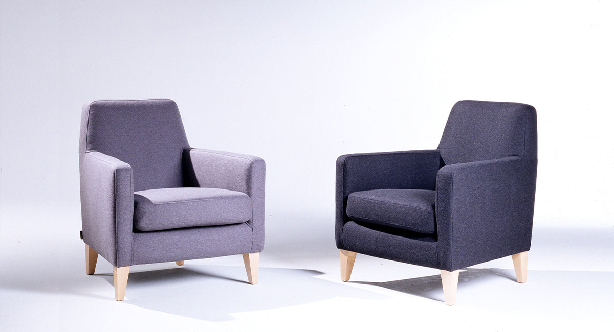 Kaksi HT Collectionin Alex-tuolia vaaleammalla ja tummemmalla sinisellä kankaalla. 