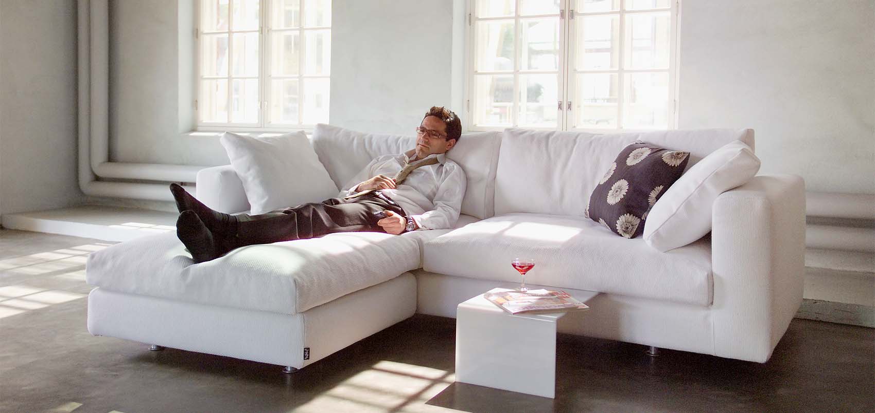 HT Collection - Elle-sohva ja rahi, valkoinen kangasverhoilu