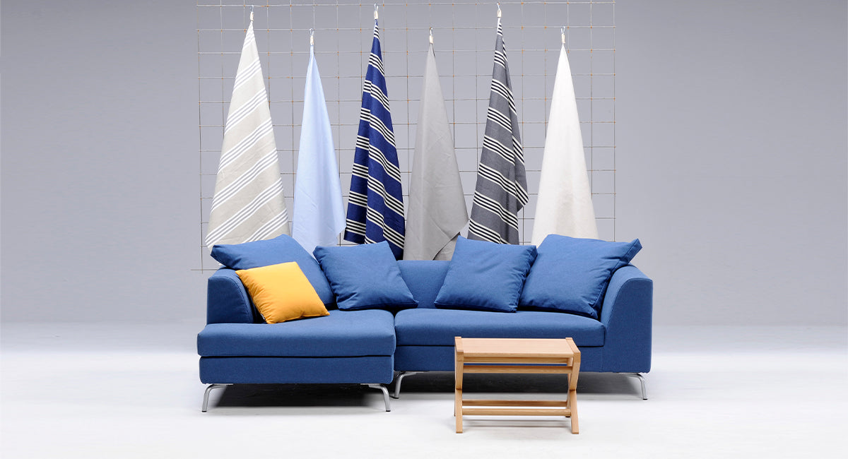 HT Collectionin Solo-divaanisohva sinisellä kangasverhoilulla