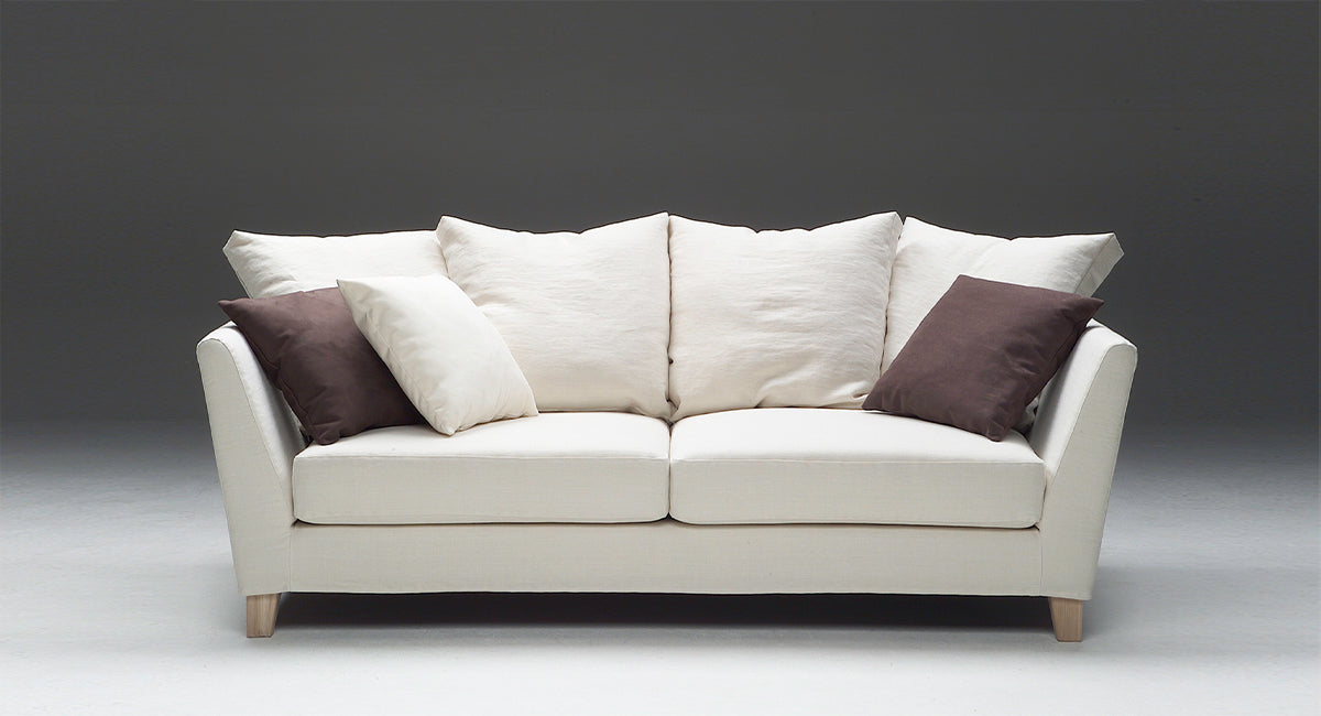 HT Collectionin Base-sohva valkoisella kankaalla.