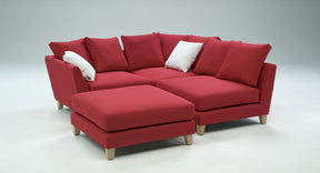 HT Collectionin Base-sohva, välipala ja rahi punaisella kankaalla.
