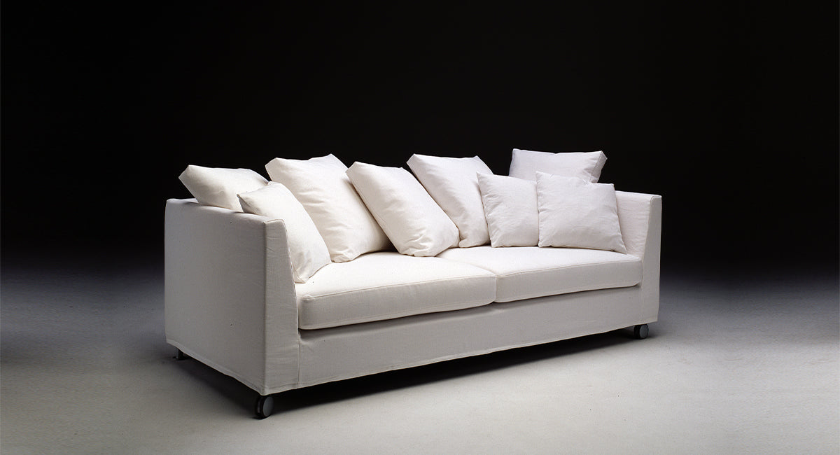 HT Collectionin Base sohva valkoisella kankaalla.