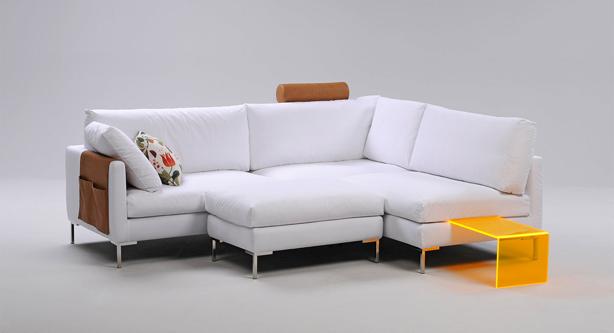 HT Collectionin Casa-sohva, välipala ja rahi valkoisella kankaalla, lisäksi myös niskatuki, käsinojatasku sekä piilopöytä. 