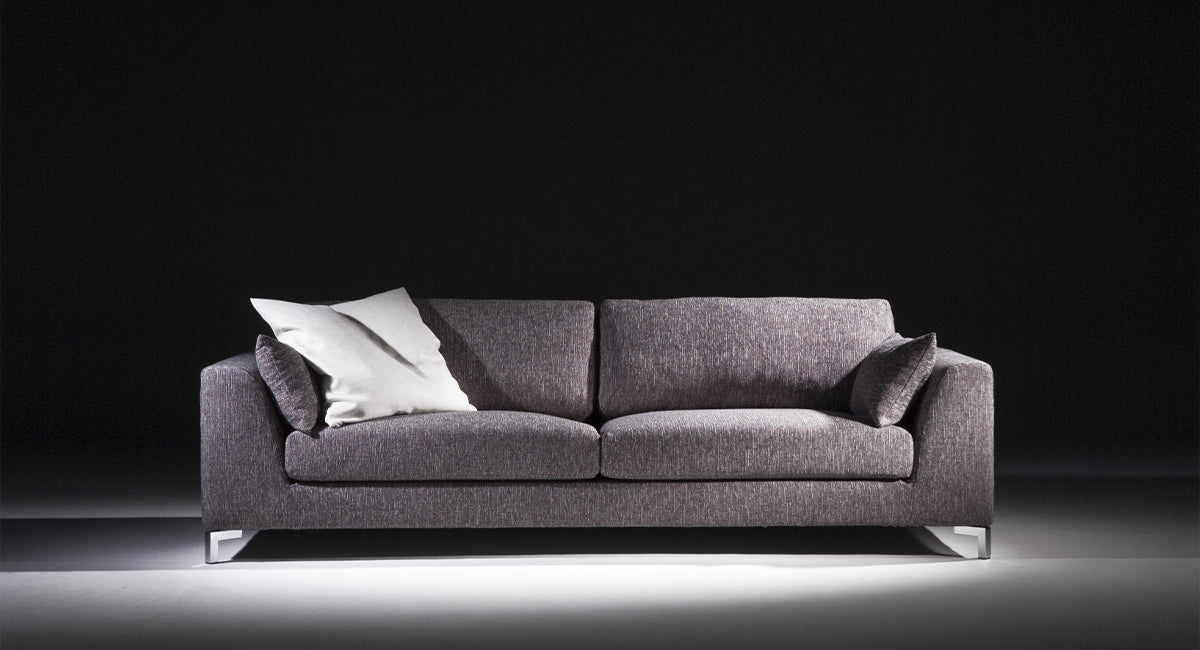 HT Collectionin Deco-sohva tummanruskealla kankaalla. 