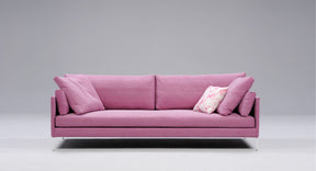 HT Collectionin Line-sohva vaaleanpunaisella kangasverhoilulla.
