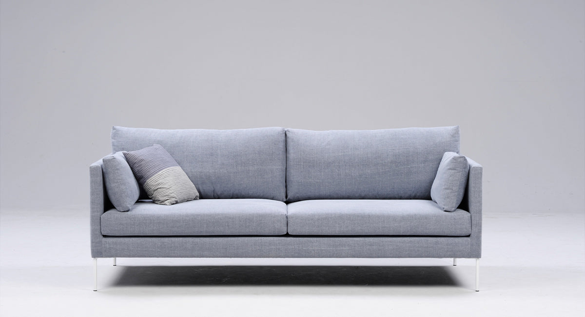 HT Collectionin Lite-sohva sinisellä kankaalla.
