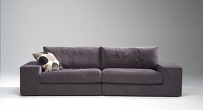 HT Collectionin M-sohva harmaanruskealla samettisella kankaalla. 