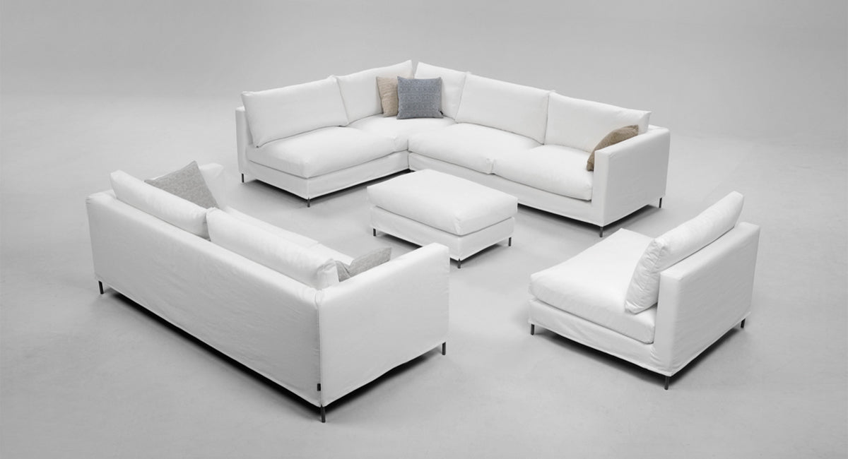 HT Collectionin Mode-sarjan sohvaryhmä: Mode-sohva, -kulmasohva, -yksittäinen palasohva sekä rahi. Valkoinen kangasverhoilu.