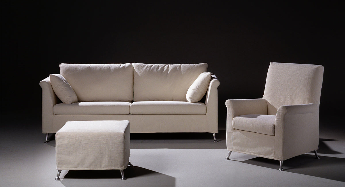 HT Collectionin Pointi-sohva, -tuoli ja -rahi valkoisella kangasverhoilulla