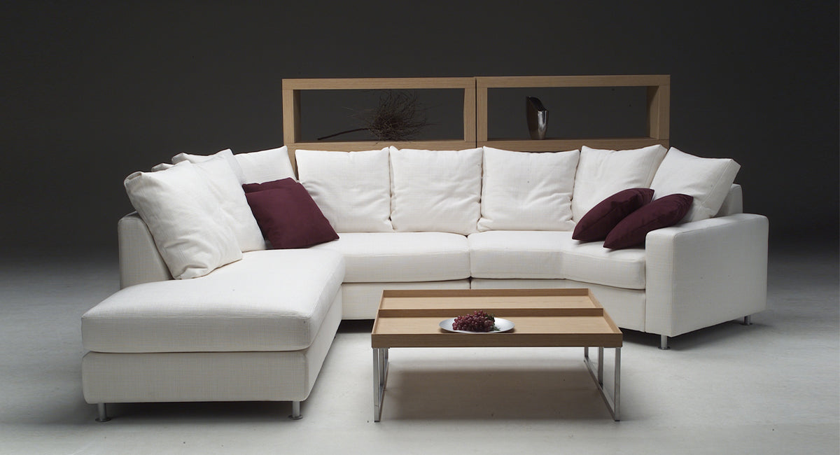 HT Collectionin Velvet-divaanikulmasohva valkealla kangasverhoilulla