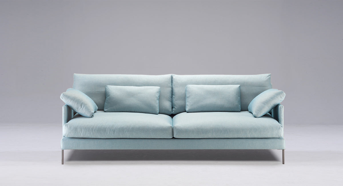 HT Collectionin Viva-sohva vaaleansinisellä kangasverhoilulla